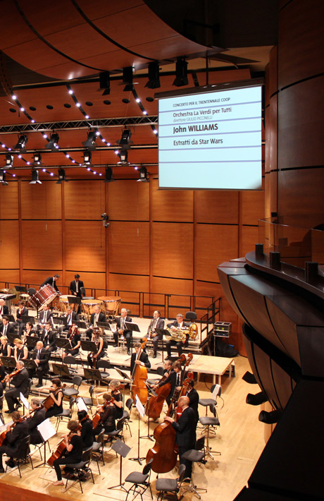 Regia dell'assemblea dei delegati 2014 di Coop Lombardia durante il concerto finale